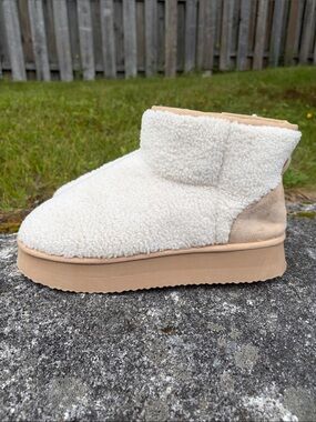 American Eagle Cream&Beige Platform faux sherpa Ankle Boots Women’s size 11